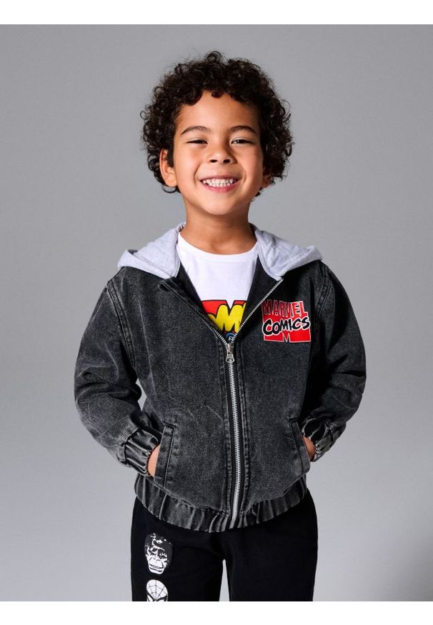 Sinsay - Jeansowa kurtka z dresowym kapturem i nadrukiem na plecach Marvel - czarny. Kolor: czarny. Materiał: jeans, dresówka. Wzór: nadruk, motyw z bajki