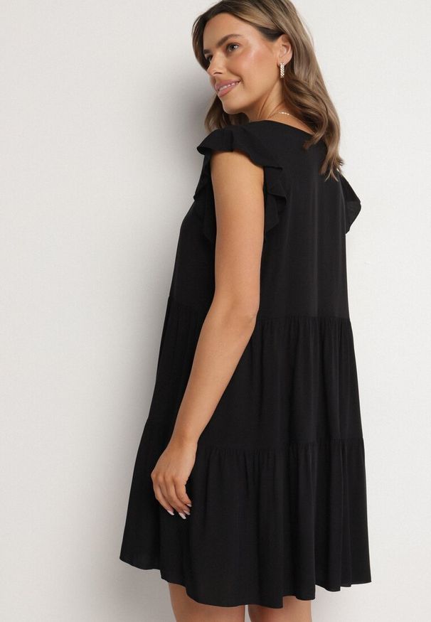 Born2be - Czarna Rozkloszowana Sukienka z Bawełny Ozdobiona Falbankami Natiriane. Okazja: na co dzień. Typ kołnierza: kołnierz z falbankami. Kolor: czarny. Materiał: bawełna. Wzór: aplikacja. Sezon: wiosna, lato. Styl: elegancki, casual