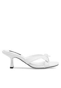 Klapki Nine West. Kolor: biały