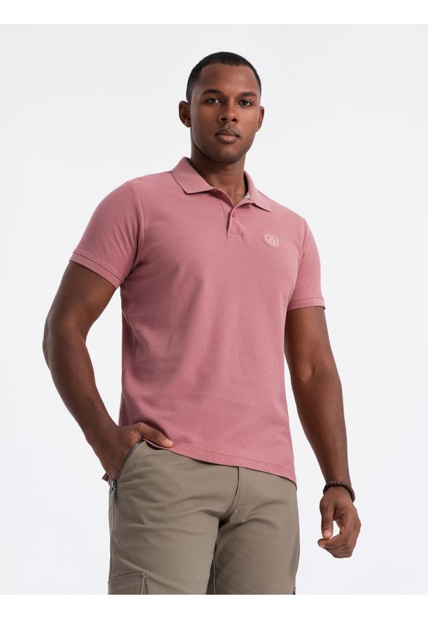 Ombre Clothing - Męska jednokolorowa koszulka polo BASIC z dzianiny pique - ciemnoróżowa V7 OM-POBS-0100 - XL. Okazja: na co dzień. Typ kołnierza: polo. Kolor: różowy. Materiał: dzianina. Wzór: haft, aplikacja, jednolity. Styl: sportowy, wizytowy, casual