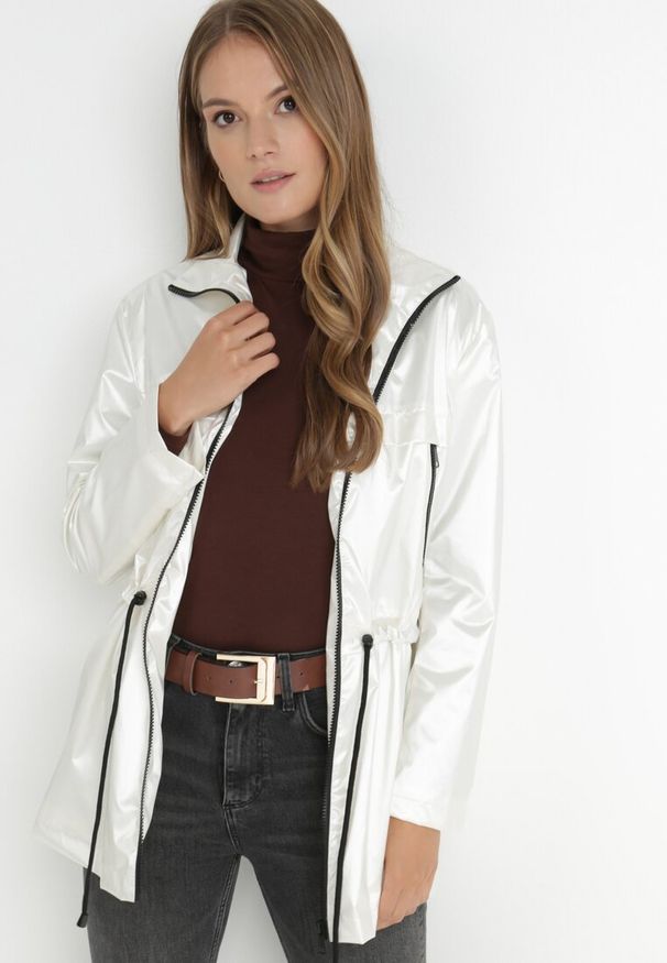 Born2be - Biała Kurtka Layna. Typ kołnierza: kołnierzyk stójkowy. Kolor: biały. Materiał: materiał. Długość rękawa: długi rękaw. Długość: długie