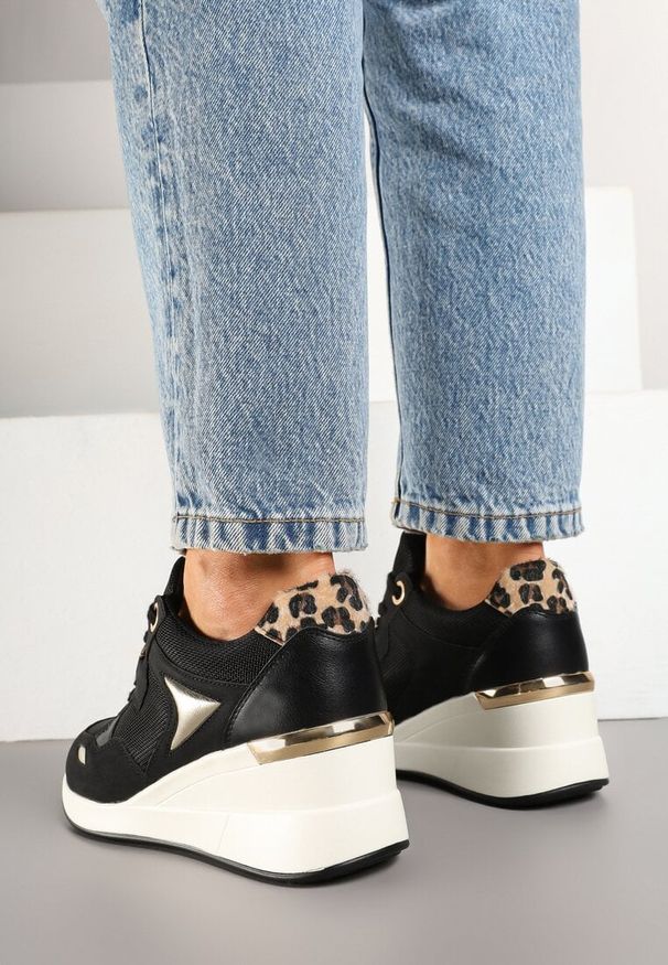 Born2be - Czarne Sneakersy na Koturnie z Ozdobnymi Wstawkami Cedera. Okazja: na co dzień. Kolor: czarny. Materiał: jeans. Sezon: wiosna, lato. Obcas: na koturnie