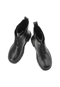 Big-Star - Czarne Glany Big Star Solidne Obuwie Damskie. Wysokość cholewki: przed kolano. Kolor: czarny. Szerokość cholewki: normalna. Wzór: aplikacja. Styl: klasyczny, rockowy #3