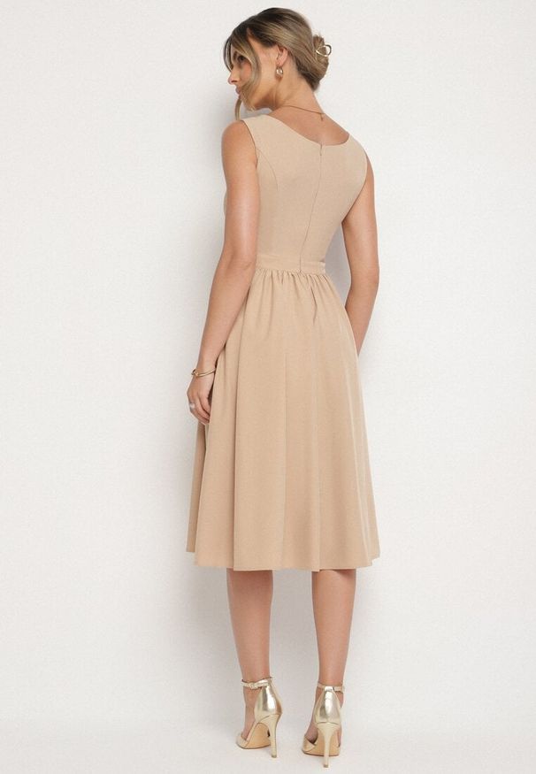 Born2be - Beżowa Klasyczna Rozkloszowana Sukienka Vices Tolissela. Okazja: na co dzień. Kolor: beżowy. Wzór: gładki, aplikacja. Styl: klasyczny