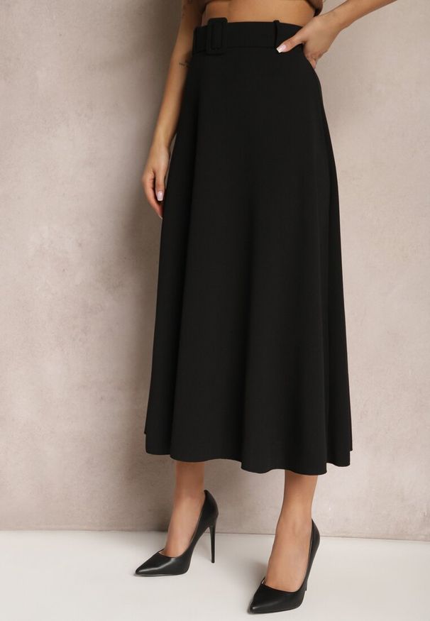 Renee - Czarna Rozkloszowana Spódnica Maxi z Paskiem i Klamrą Adlirca. Okazja: na co dzień. Kolor: czarny. Materiał: materiał. Wzór: gładki. Styl: casual
