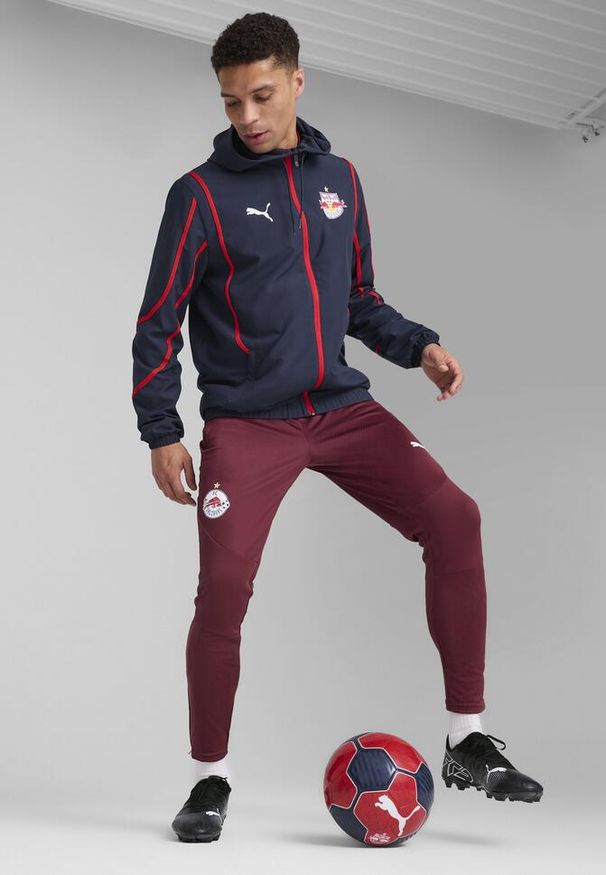 Puma - Męska kurtka przedmeczowa z tkaniny FC Red Bull Salzburg PUMA Club Navy Red Blue. Kolor: czerwony, wielokolorowy, niebieski. Materiał: tkanina