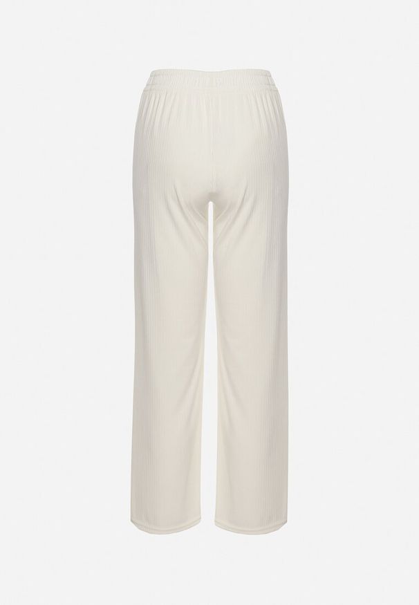 Born2be - Białe Prążkowane Spodnie Szerokie z Gumką w Pasie Drasia. Kolor: biały. Materiał: prążkowany