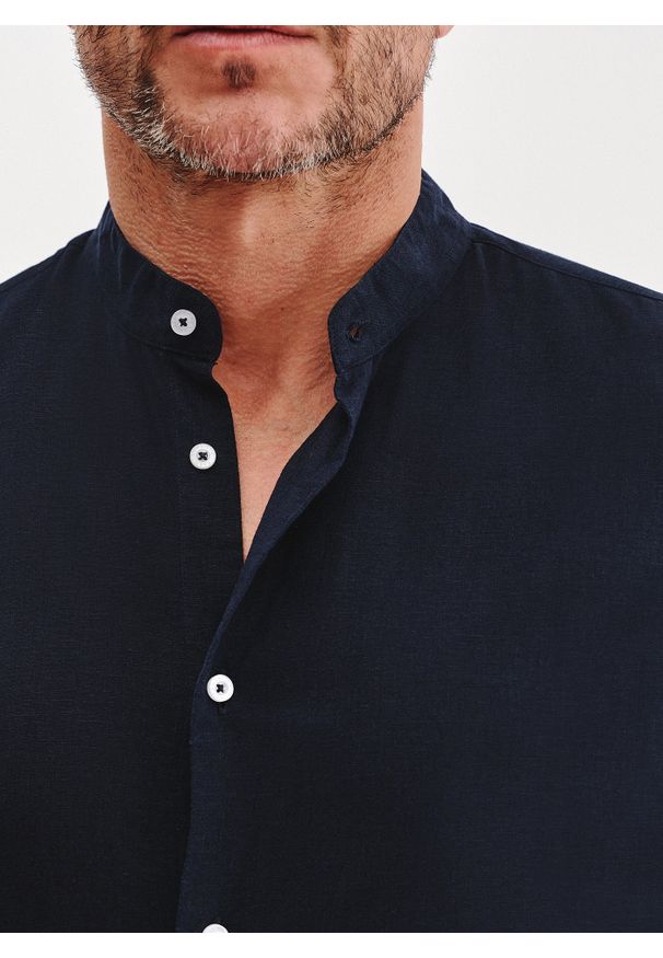 Pako Lorente - PAKO LORENTE – Lniana granatowa koszula męska ze stójką. Typ kołnierza: kołnierzyk stójkowy. Kolor: czarny, niebieski. Materiał: len. Długość rękawa: długi rękaw. Długość: długie. Wzór: gładki