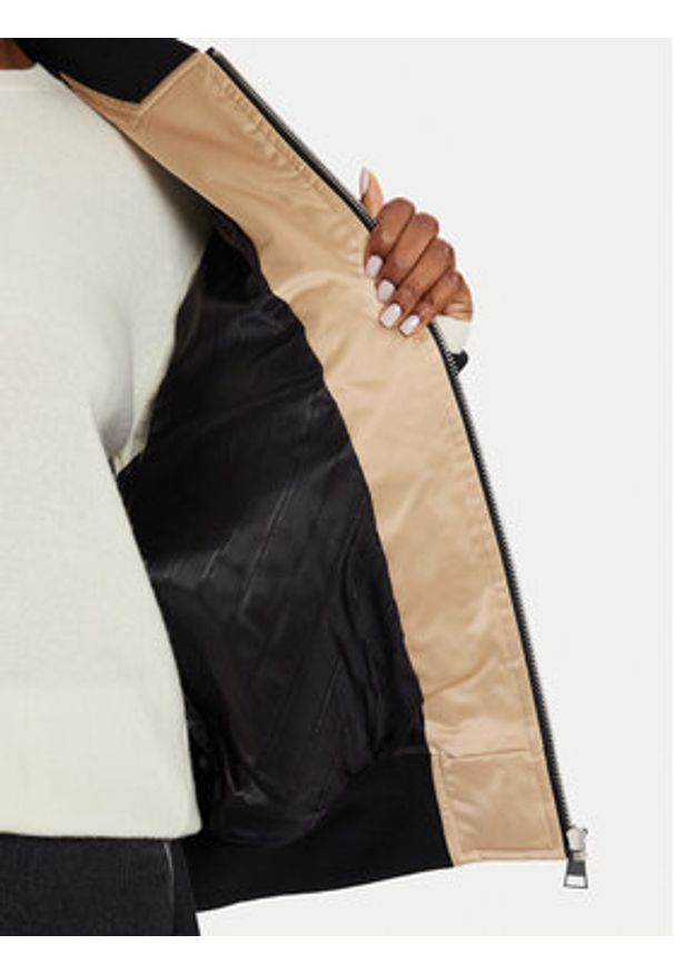 Karl Lagerfeld - KARL LAGERFELD Kurtka bomber 245W1506 Beżowy Regular Fit. Typ kołnierza: dekolt w karo. Kolor: beżowy. Materiał: syntetyk