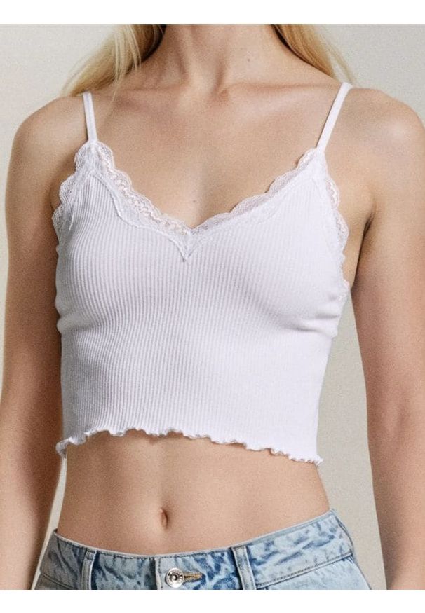 Sinsay - Krótki top z prążkowanej wiskozy z ozodbną koronką przy dekolcie - biały. Kolor: biały. Materiał: wiskoza, prążkowany, koronka. Długość: krótkie. Wzór: koronka