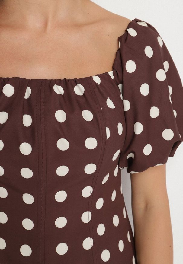 Born2be - Brązowa Rozkloszowana Sukienka Vices w Grochy z Dekoltem Typu Hiszpanka Zimina. Okazja: na co dzień. Typ kołnierza: dekolt hiszpanka. Kolor: brązowy. Materiał: skóra, materiał. Wzór: grochy. Typ sukienki: proste. Styl: casual, klasyczny