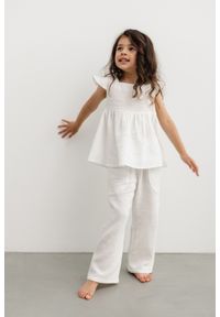 Marsala - MINI spodnie o prostym kroju w kolorze ECRU- PIXIE-104-110 (4-5). Kolor: biały. Materiał: bawełna. Wzór: aplikacja. Sezon: lato