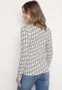 Born2be - Czarno-Biała Bawełniana Bluzka z Literowym Nadrukiem Jasotila. Okazja: na co dzień, na spotkanie biznesowe. Kolor: czarny. Materiał: bawełna. Wzór: nadruk. Styl: klasyczny, casual, elegancki, biznesowy #3