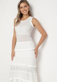 Born2be - Biała Sweterkowa Sukienka Midi z Falbankami Gadise. Typ kołnierza: kołnierz z falbankami. Kolor: biały. Wzór: aplikacja. Długość: midi #6