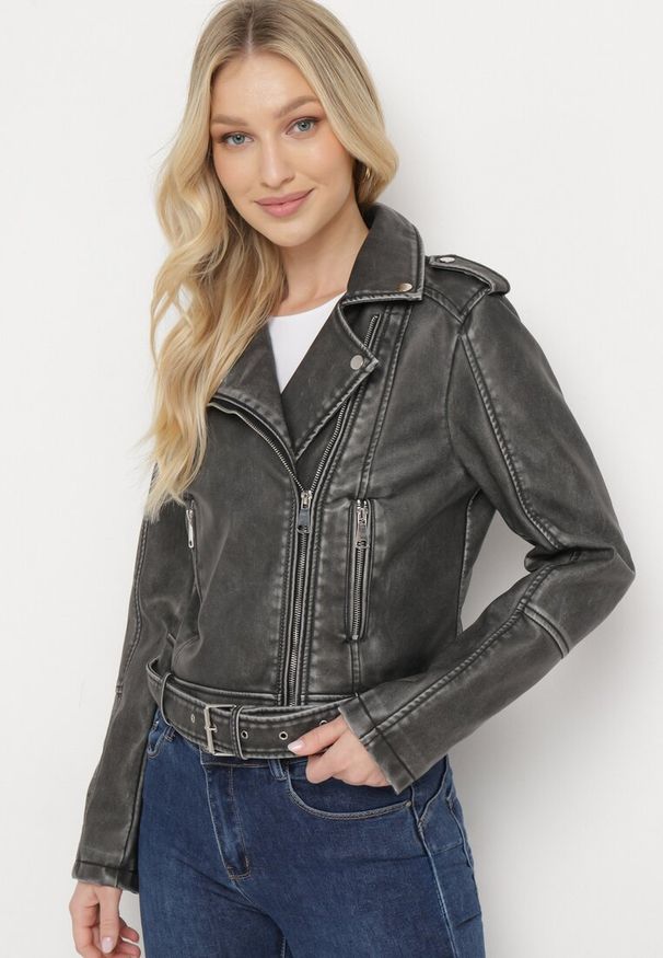 Born2be - Szara Kurtka Ramoneska z Ozdobnym Paskiem na Dole i Asymetrycznym Suwakiem Etoisa. Okazja: na co dzień. Kolor: szary. Materiał: jeans. Długość rękawa: krótki rękaw. Długość: krótkie. Styl: casual, elegancki