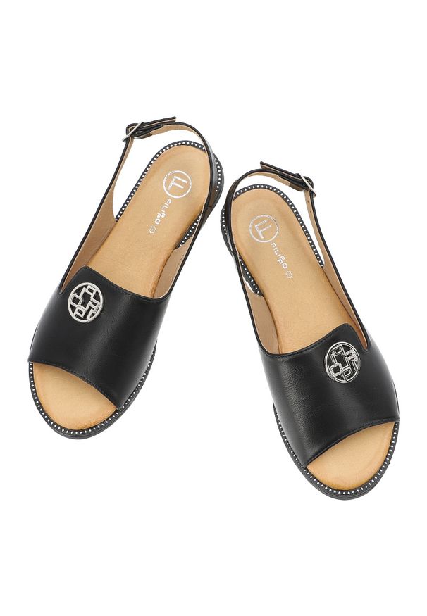 Sandały damskie Filippo, na płaskim obcasie z eko skóry z ozdobą na sprzączkę, czarne, DS3666-25-BK. Okazja: na co dzień. Nosek buta: otwarty. Zapięcie: sprzączka. Kolor: czarny. Wzór: aplikacja. Materiał: skóra. Obcas: na obcasie. Styl: casual, elegancki. Wysokość obcasa: niski