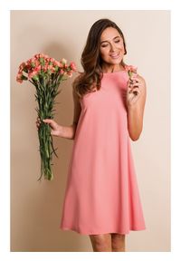 Stylove - S157 Sukienka trapezowa z dekoltem z tyłu - łososiowa. Kolor: różowy. Typ sukienki: trapezowe