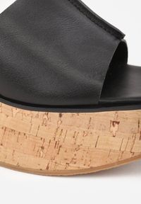 Born2be - Czarne Sandały VICES na Koturnie z Imitacji Korka z Paskiem wokół Kostki Kelania. Okazja: na co dzień. Zapięcie: pasek. Kolor: czarny. Obcas: na koturnie. Styl: casual, elegancki #5