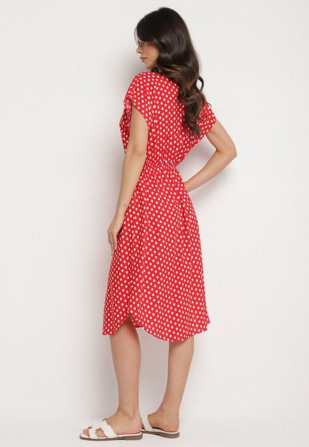 Born2be - Czerwona Sukienka z Gumką w Pasie i Falbanką Romilla. Kolor: czerwony. Materiał: bawełna. Sezon: lato. Styl: wizytowy