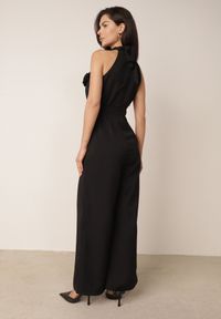 Born2be - Czarny Kombinezon Elegancki z Broszką Różą 3D i Dekoltem Halter Thaelima. Kolor: czarny. Wzór: aplikacja. Styl: elegancki #5