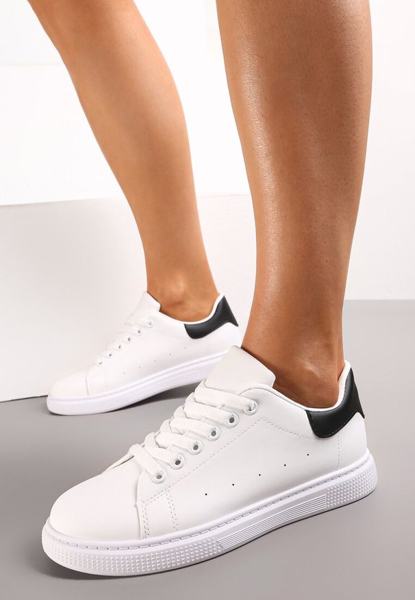 Renee - Biało-Czarne Płaskie Sneakersy ze Sznurowaniem Karlei. Okazja: na co dzień. Kolor: biały. Styl: sportowy
