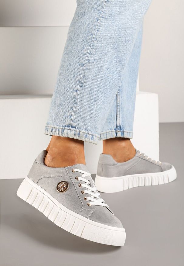 Renee - Szare Sznurowane Sneakersy Vices na Platformie z Tłoczeniem i Metaliczną Aplikacją Lavfedi. Okazja: na co dzień. Zapięcie: sznurówki. Kolor: szary. Materiał: jeans. Wzór: aplikacja. Obcas: na platformie