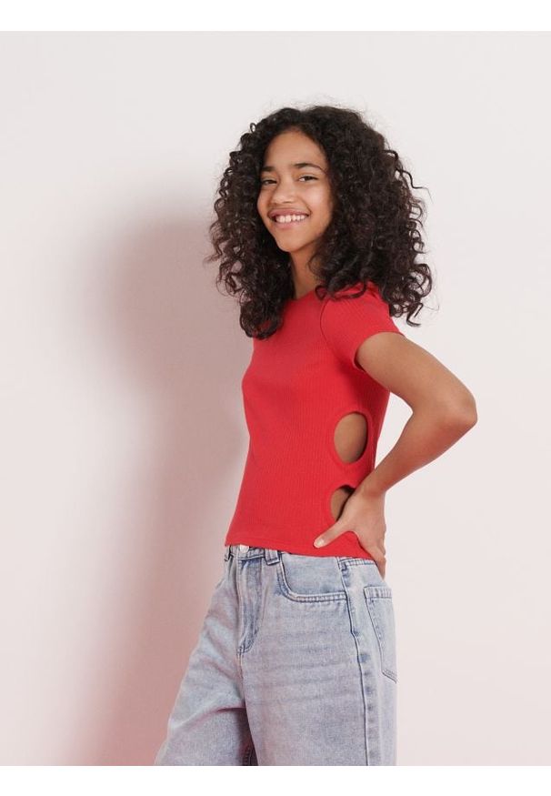 Sinsay - Koszulka z prążkowanej dzianiny z ozdobnymi wycięciami po bokach - czerwony. Kolor: czerwony. Materiał: dzianina, prążkowany