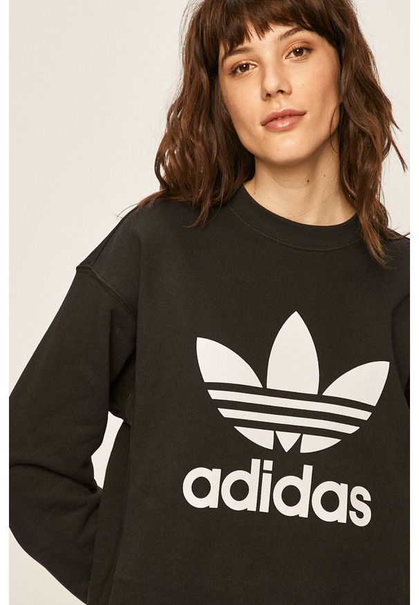 adidas Originals - Bluza. Okazja: na co dzień. Kolor: czarny. Wzór: nadruk. Styl: casual