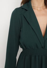 Born2be - Ciemnozielona Rozkloszowana Sukienka Midi z Kopertową Górą i Gumką w Pasie Ametis. Kolor: zielony. Typ sukienki: kopertowe. Długość: midi #3