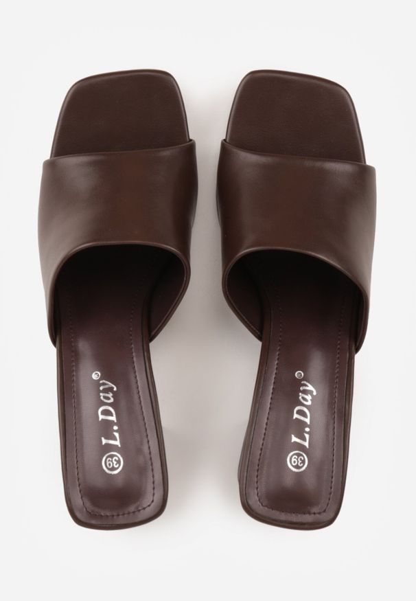 Born2be - Brązowe Minimalistyczne Klapki na Słupku z Odkrytym Kwadratowym Noskiem Monaera. Okazja: na wesele, na co dzień, na ślub cywilny. Kolor: brązowy. Wzór: gładki. Obcas: na słupku. Styl: casual, elegancki