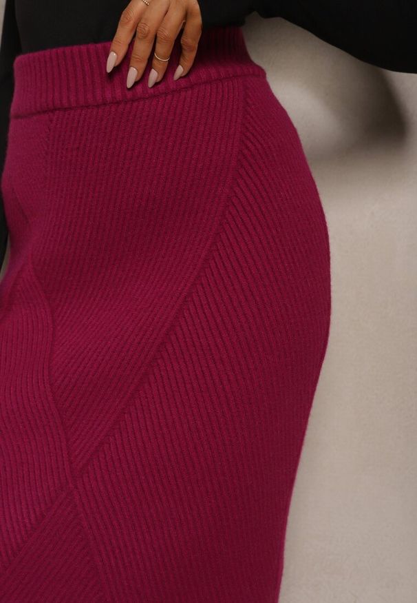 Renee - Ciemnoróżowa Spódnica z Wiskozą High Waist o Dopasowanym Kroju z Gumką w Talii Niarosae. Okazja: na co dzień, na spotkanie biznesowe, do pracy. Stan: podwyższony. Kolor: różowy. Materiał: wiskoza. Styl: elegancki, biznesowy, casual