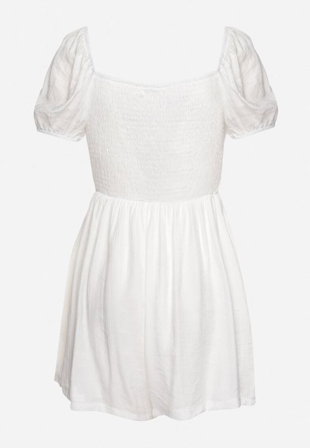 Born2be - Biały Krótki Kombinezon z Wiskozy Zwężany w Talii Feviana. Okazja: na co dzień. Kolor: biały. Materiał: wiskoza. Długość: krótkie. Wzór: aplikacja. Sezon: wiosna, lato. Styl: casual