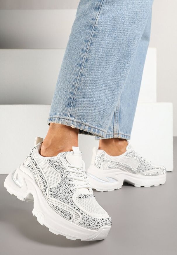 Born2be - Białe Sneakersy na Grubej Podeszwie z Cyrkoniami Lenisse. Okazja: na co dzień. Kolor: biały. Materiał: jeans. Obcas: na obcasie. Wysokość obcasa: niski