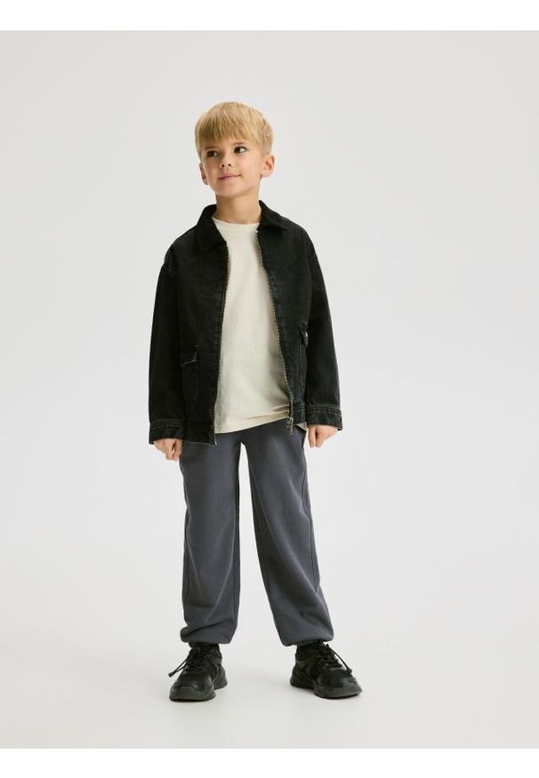 Reserved - Bawełniane spodnie jogger - granatowy. Kolor: niebieski. Materiał: bawełna