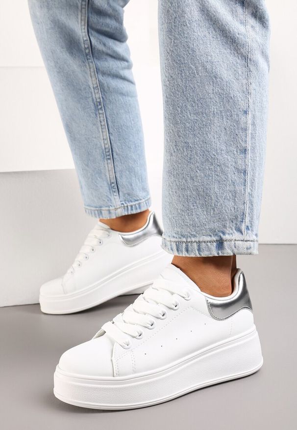Renee - Biało-Srebrne Sneakersy na Platformie Ozdobione Kontrastową Wstawką Aviasta. Kolor: biały. Wzór: aplikacja. Obcas: na platformie