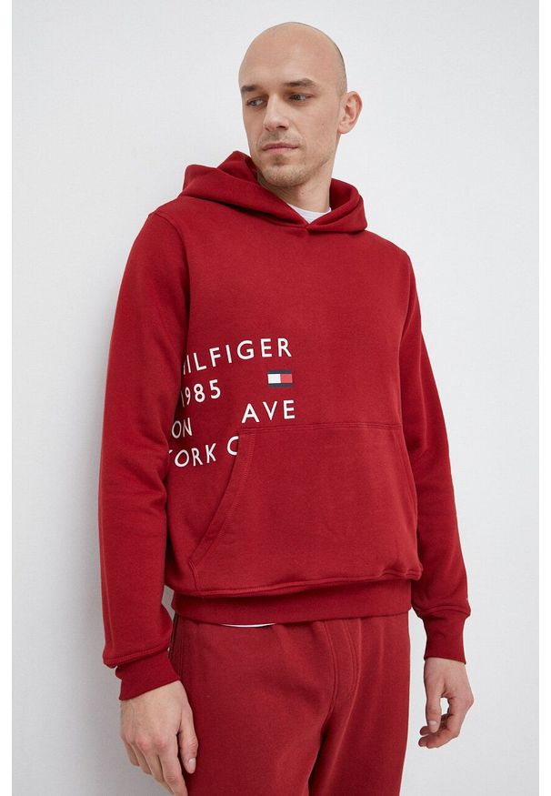 TOMMY HILFIGER - Tommy Hilfiger bluza męska kolor bordowy z kapturem z nadrukiem. Typ kołnierza: kaptur. Kolor: czerwony. Materiał: bawełna. Długość rękawa: długi rękaw. Długość: długie. Wzór: nadruk