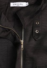 Renee - Czarna Kurtka Bomberka Oversize z Regulowanymi Mankietami Lann. Okazja: na co dzień. Typ kołnierza: dekolt gorset. Kolor: czarny. Materiał: poliester, jeans. Sezon: wiosna. Styl: casual #7