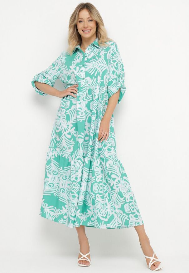 Born2be - Zielona Długa Sukienka Rozkloszowana w Ornamentalny Wzór z Falbanką Ariantise. Okazja: na co dzień. Kolor: zielony. Materiał: skóra, tkanina. Sezon: lato. Styl: klasyczny, casual, elegancki. Długość: maxi