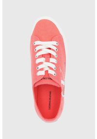 Calvin Klein Jeans Tenisówki damskie kolor różowy. Nosek buta: okrągły. Zapięcie: sznurówki. Kolor: pomarańczowy. Materiał: guma. Obcas: na platformie #5