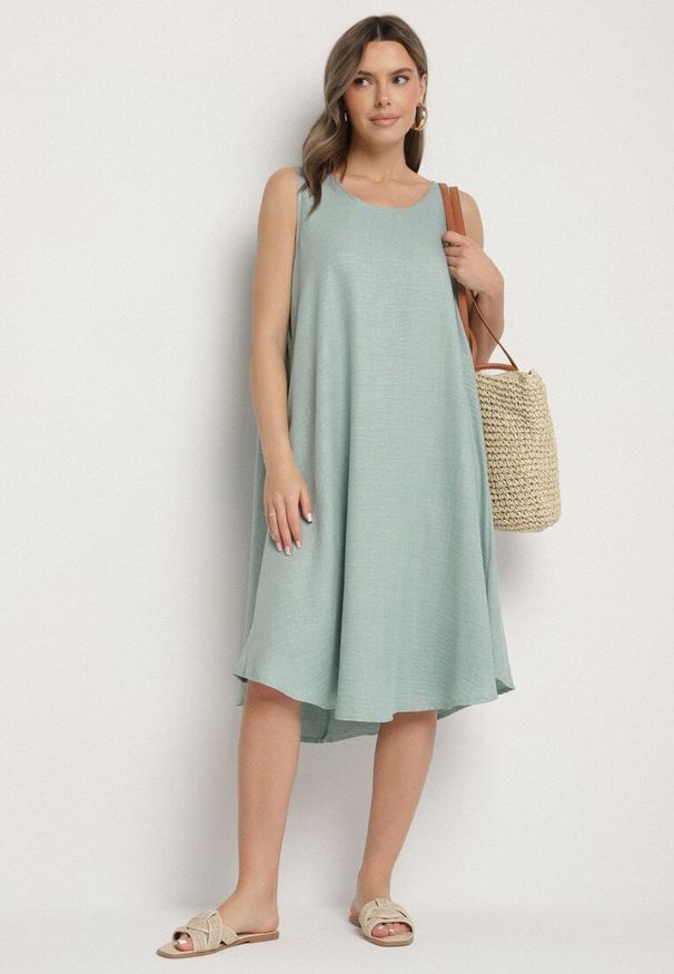 Born2be - Jasnozielona Rozkloszowana Klasyczna Sukienka Lunetira. Okazja: na spacer, na co dzień. Kolor: zielony. Materiał: jeans. Typ sukienki: proste. Styl: klasyczny