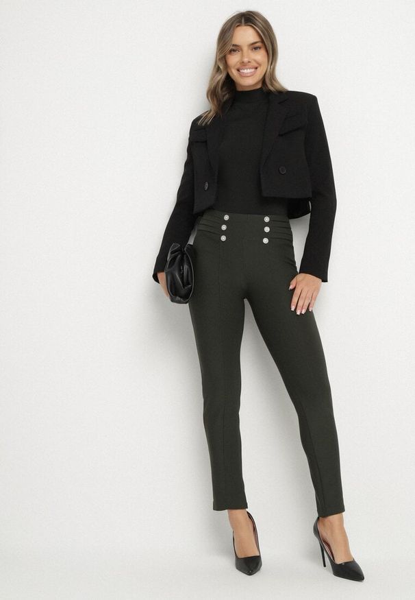 Born2be - Ciemnozielone Spodnie Ozdobione Guzikami i Zakładkami Vamiole. Okazja: na spotkanie biznesowe, na co dzień. Kolor: zielony. Wzór: aplikacja. Styl: elegancki, casual, biznesowy