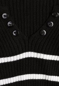 Born2be - Czarna Bluzka z Bawełną w Paski Ozdobiona Guzikami Gelvila. Okazja: na co dzień. Kolor: czarny. Materiał: bawełna. Wzór: paski, aplikacja. Styl: casual #3