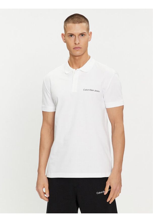 Calvin Klein Jeans Polo Institutional J30J325495 Biały Regular Fit. Typ kołnierza: polo. Kolor: biały. Materiał: bawełna