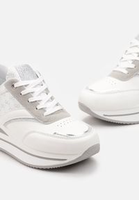 Renee - Białe Sneakersy na Platformie z Metaliczną Wstawką Kariel. Okazja: na co dzień. Kolor: biały. Obcas: na platformie