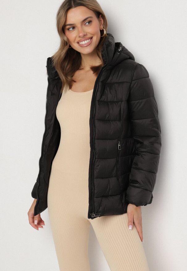 Born2be - Czarna Pikowana Kurtka z Odpinanym Kapturem Laolani. Okazja: na spacer, na co dzień. Kolor: czarny. Materiał: jeans. Styl: casual, klasyczny