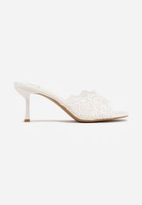 Born2be - Białe Klapki na Metalicznej Szpilce z Koronkową Cholewką Thyxyphise. Okazja: na ślub cywilny, na wesele. Kolor: biały. Materiał: koronka. Wzór: aplikacja #4