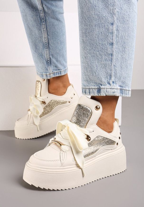 Renee - Beżowe Sneakersy na Platformie Ozdobione Nitami i Metalicznymi Elementami Azista. Nosek buta: okrągły. Zapięcie: sznurówki. Kolor: beżowy. Materiał: jeans. Szerokość cholewki: normalna. Wzór: aplikacja. Obcas: na platformie. Wysokość obcasa: średni