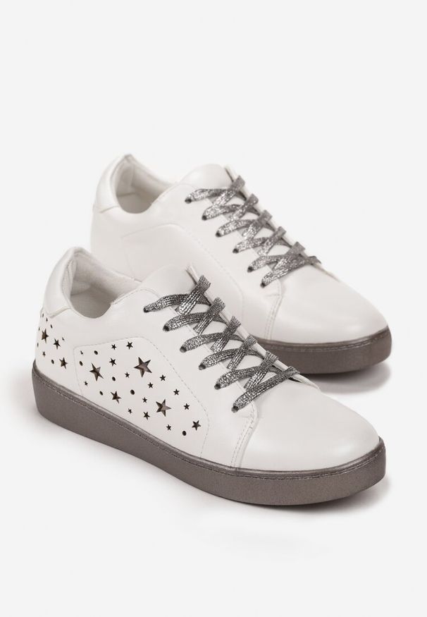 Born2be - Srebrne Sneakersy z Błyszczącymi Sznurówkami i Wycięciami w Kształcie Gwiazdek Kawena. Kolor: srebrny