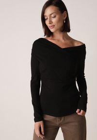 Born2be - Czarna Bluzka z Bawełną Dekoltem Typu Łódka i Marszczeniem Typhatos. Okazja: na co dzień. Kolor: czarny. Materiał: bawełna. Styl: casual, elegancki #1