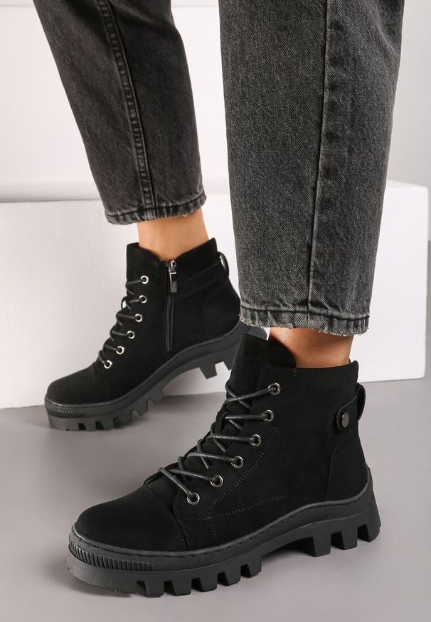 Renee - Czarne Botki Trapery na Platformie Ozdobione Paskiem Argiva. Zapięcie: pasek. Kolor: czarny. Materiał: dzianina. Wzór: aplikacja. Sezon: jesień. Obcas: na platformie. Styl: klasyczny. Wysokość obcasa: średni